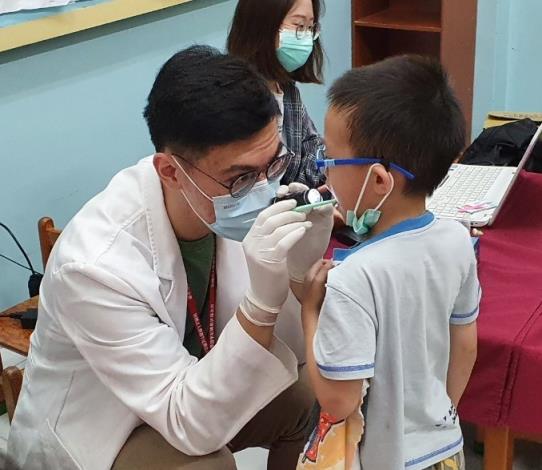 圖1 本局結合專業牙醫師主動入校 執行兒童口腔預防保健服務